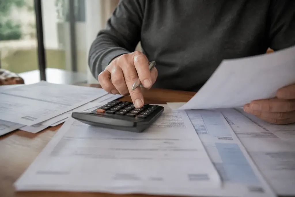 Calculatrice et documents fiscaux montrant pourcentages impots immobiliers