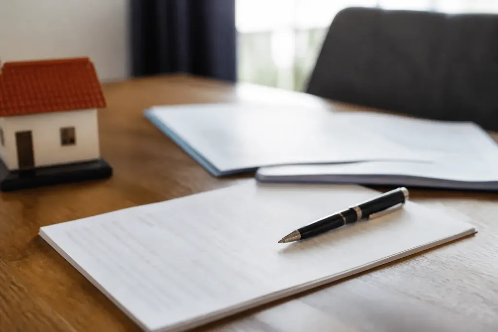 Contrat immobilier avec stylo et documents bancaires sur table