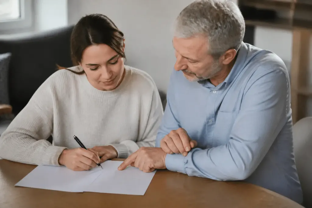 Locataire et proprietaire signant contrat location vente immobiliere