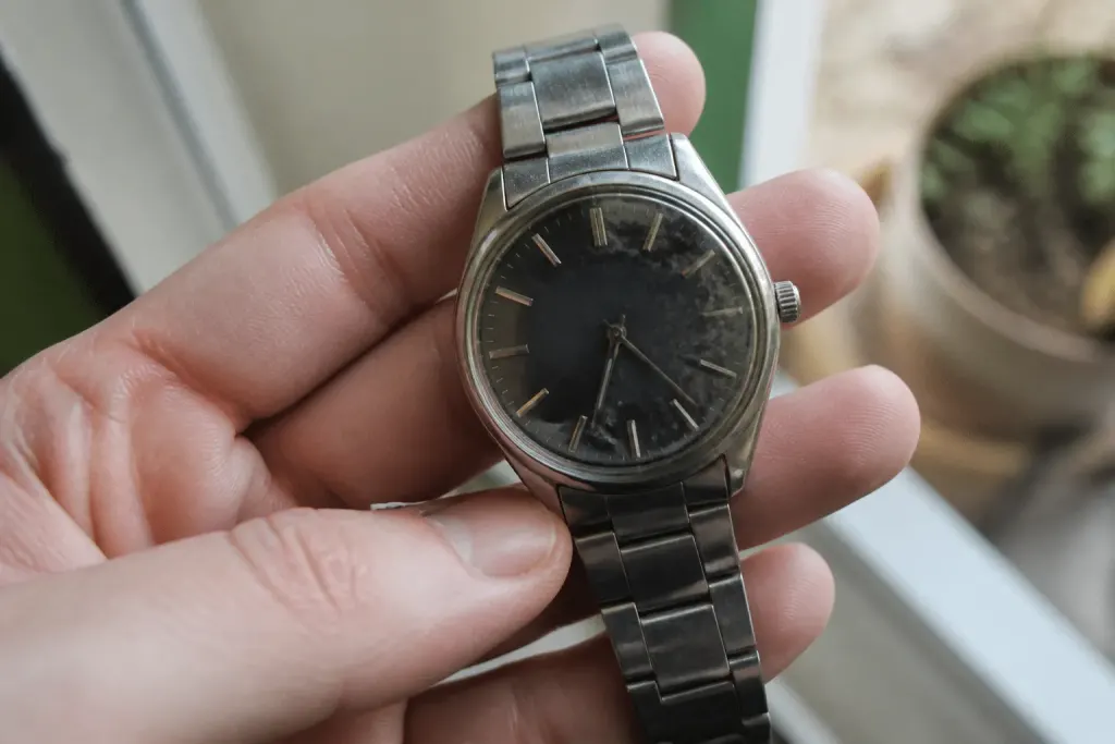 Montre affichant deux ans avec taches d'humidite visibles