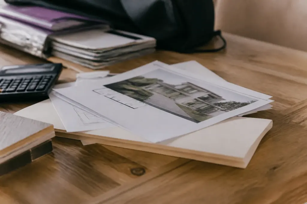 Devis papier et documents immobiliers sur bureau en bois