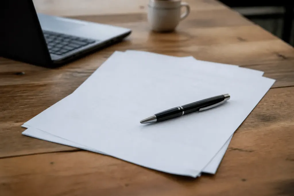 Document devis chiffre pose sur bureau avec stylo