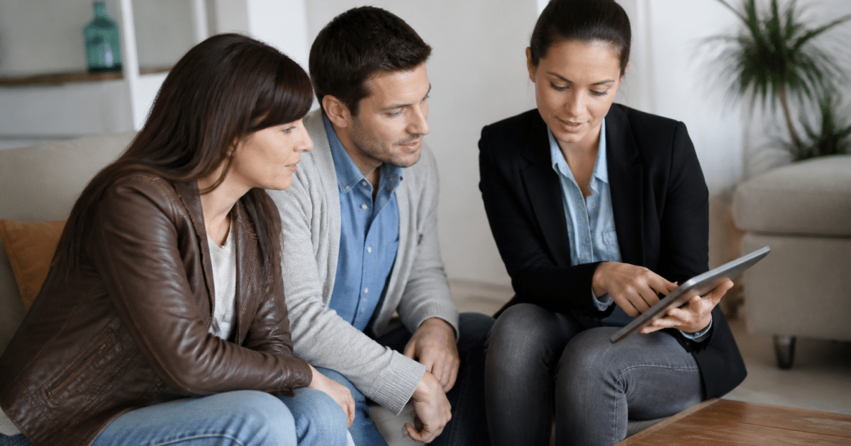 Agent immobilier montrant devis sur tablette a client