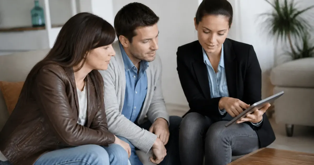 Agent immobilier montrant devis sur tablette a client