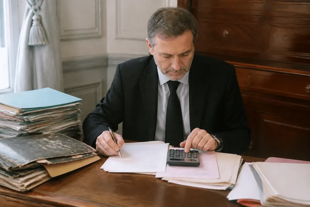 Notaire calcule pourcentage frais sur document immobilier ancien