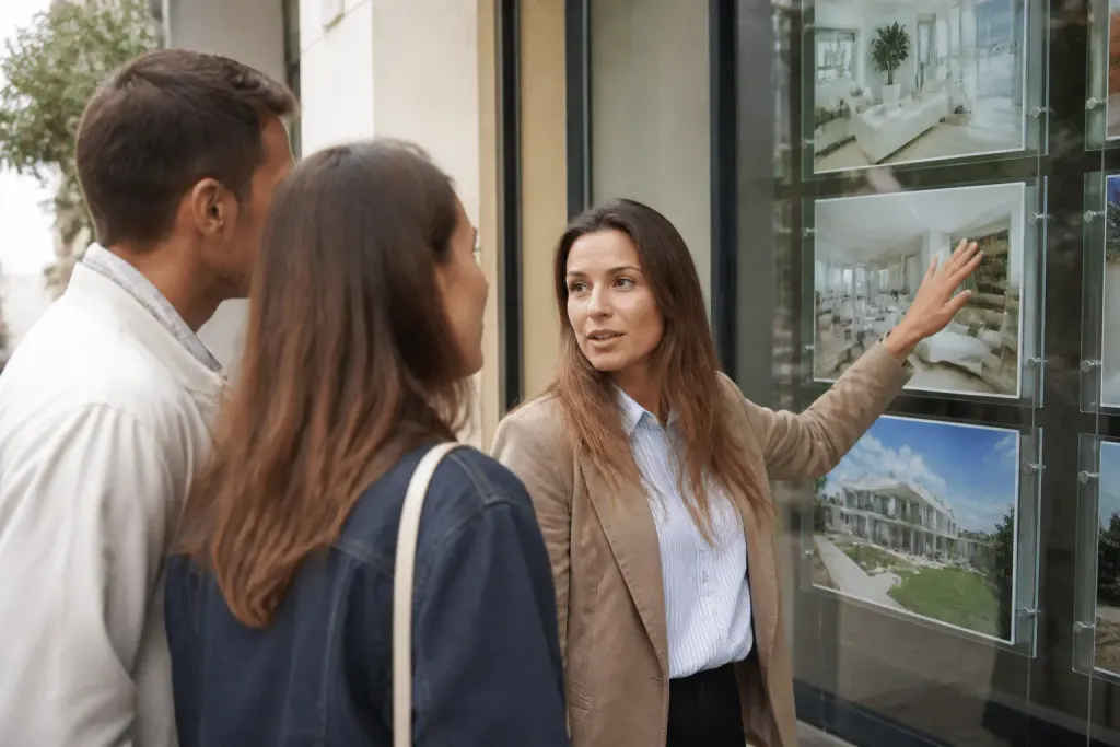 Agent immobilier montrant annonce avec prix et commission affichés