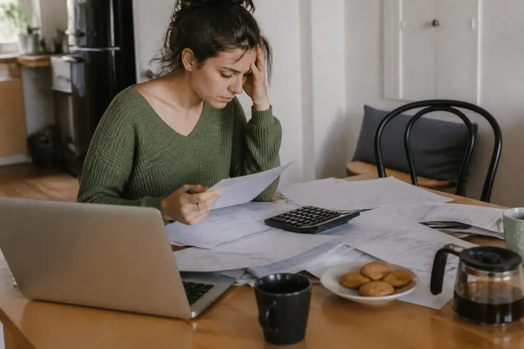 Contrat immobilier avec calculs financiers et documents éparpillés
