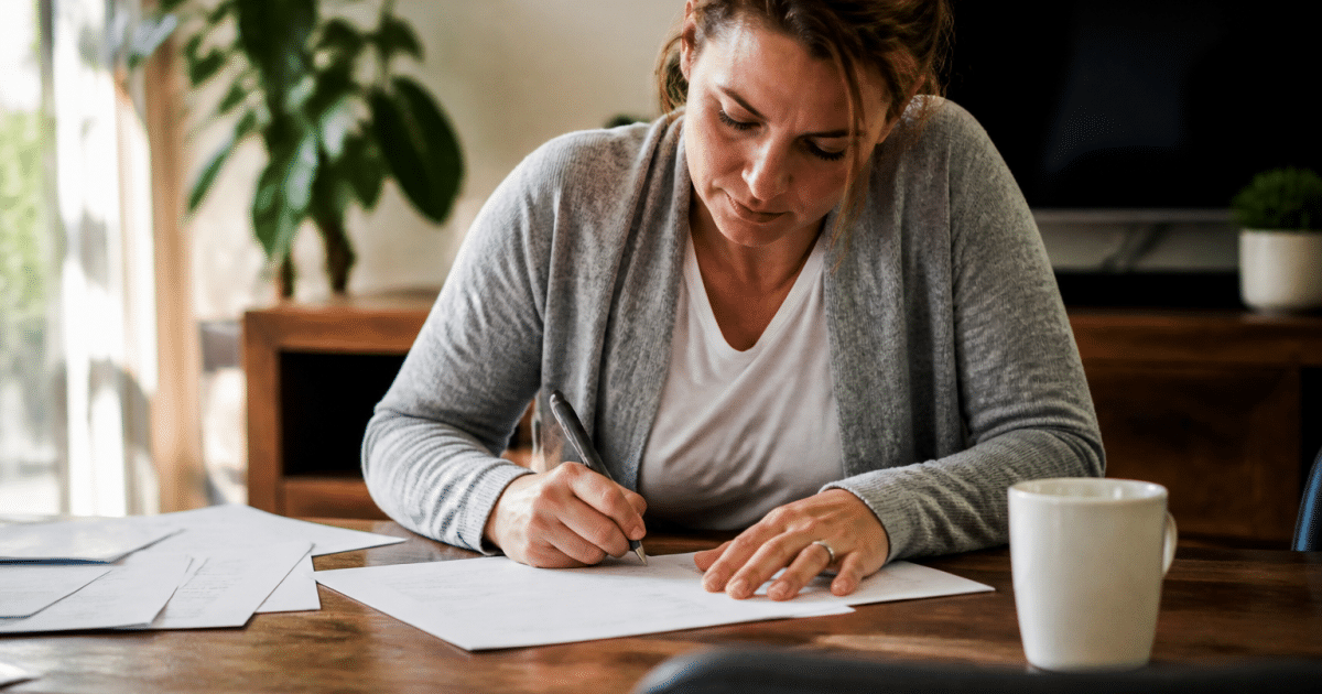 Personne seule signant documents hypothécaires à table