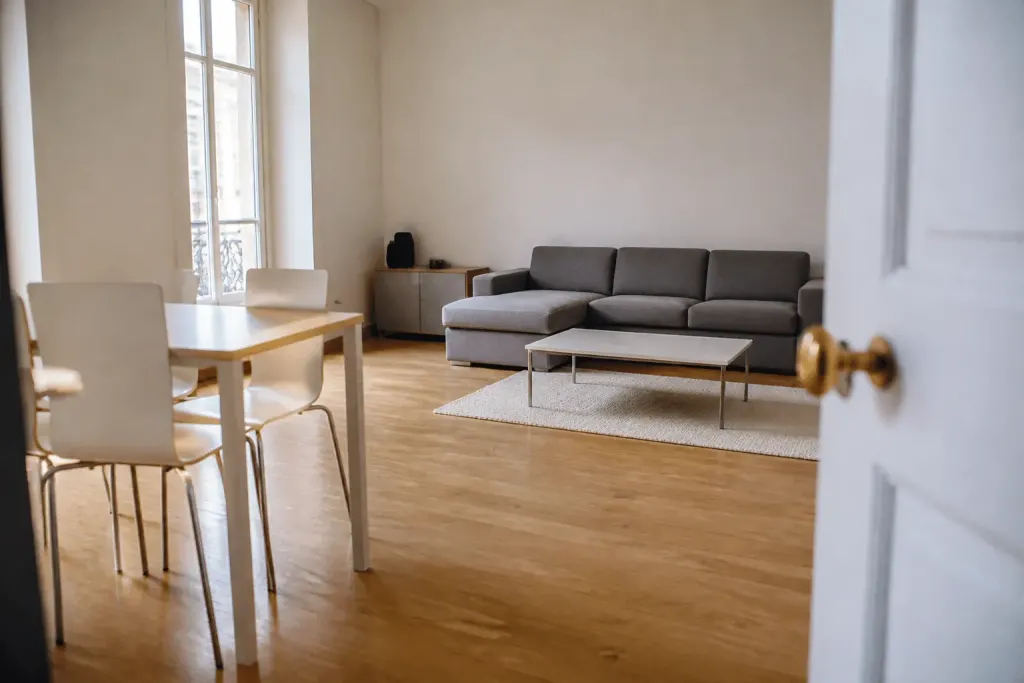 Interieur propre et desencombre pret pour visite acheteurs