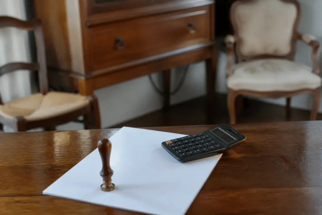 Document notarié avec calculatrice et mobilier énuméré
