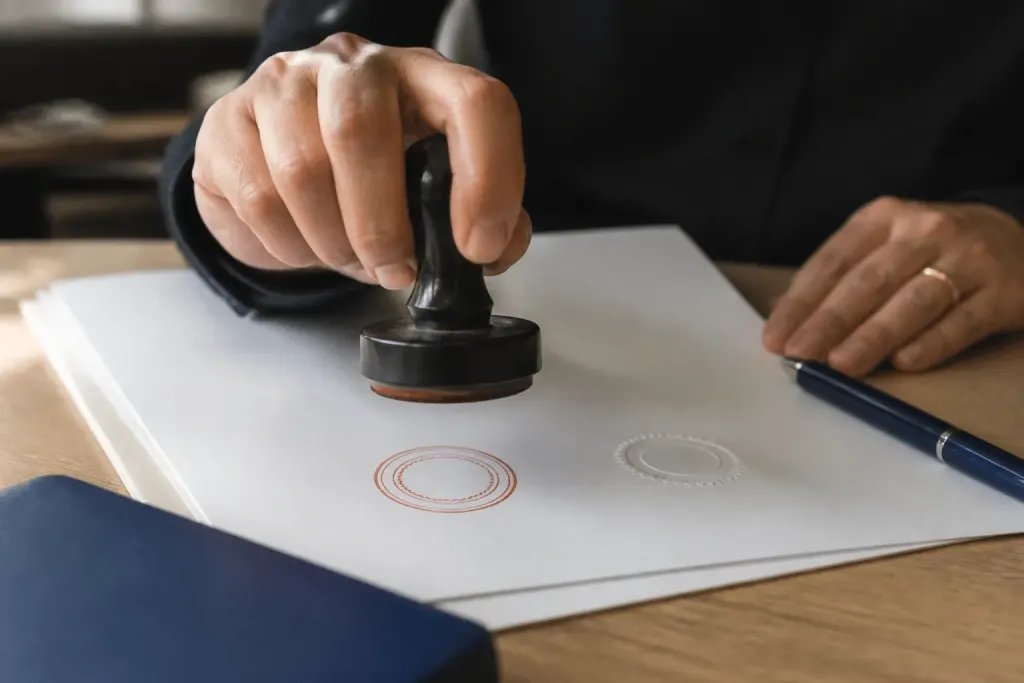 Document judiciaire avec tampon tribunal et signature notariale