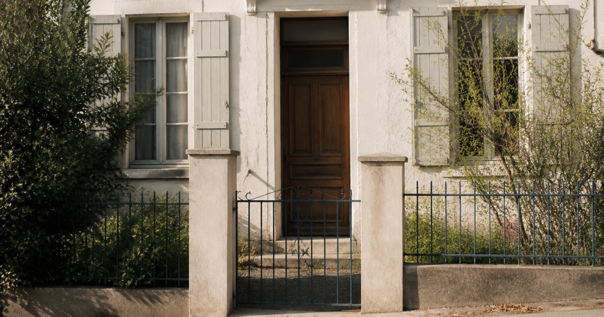 Maison avec panneau vendu devant porte fermée