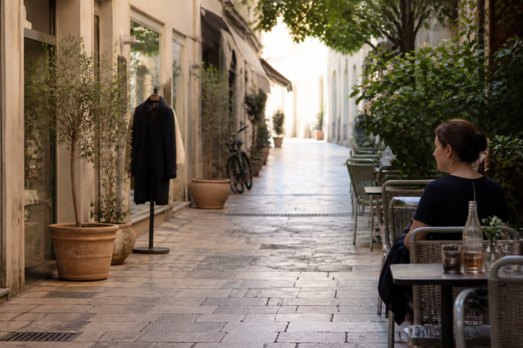 Boutiques et terrasses dans une allee pietonne eclairee