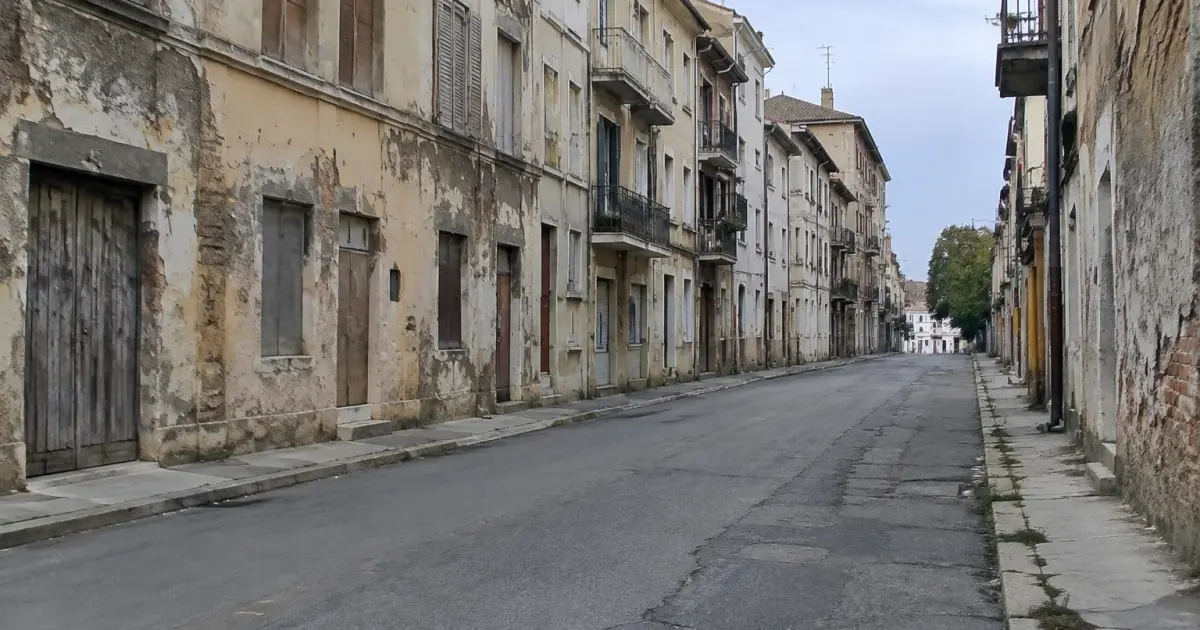 rues desertes immeubles degrades facades delabres