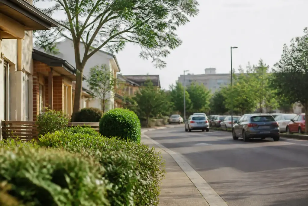 Maisons individuelles et commerces dans quartier familial