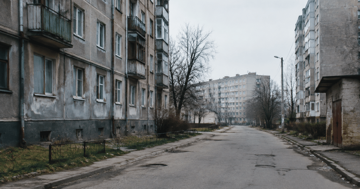 Rues desertes de quartier urbain avec immeubles delabres et facades grises