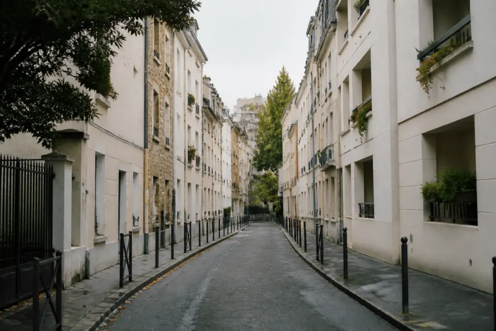 Rue urbaine avec immeubles résidentiels et panneaux signalétiques