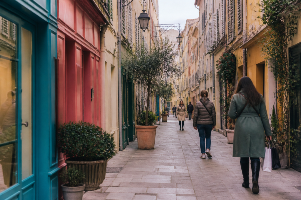 Rue pietonne avec boutiques colorees et facades anciennes