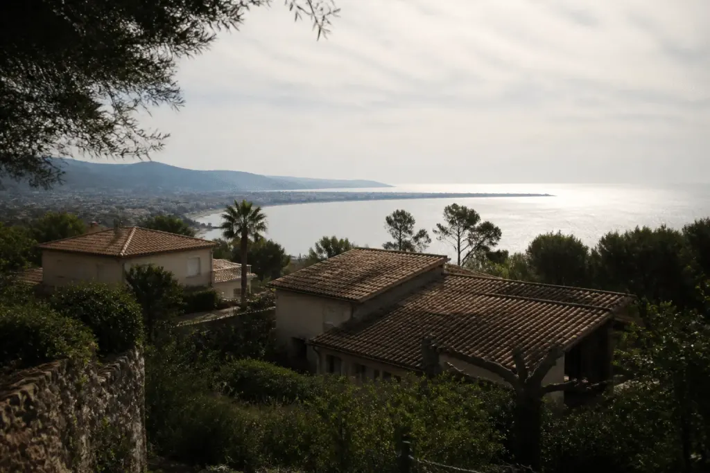 Villas avec jardins surplombant la baie de Cannes