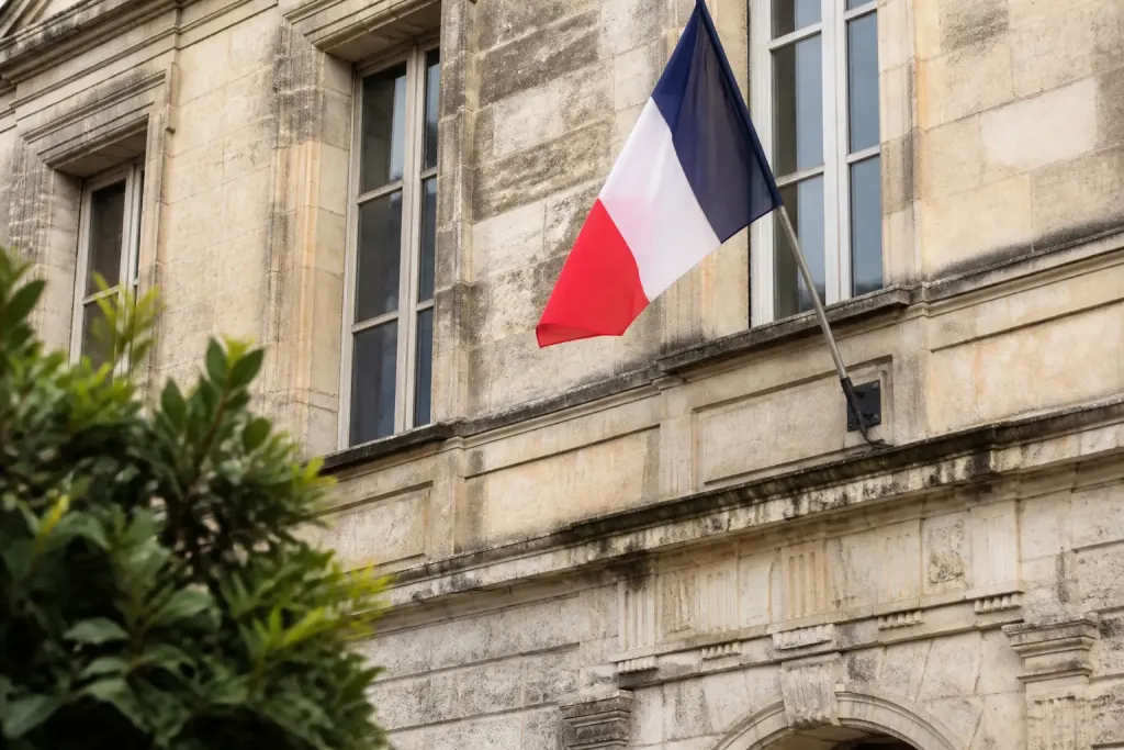 Facade de mairie en pierre avec drapeau tricolore