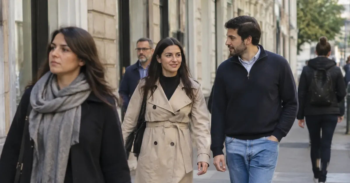Groupe de passants sur un trottoir devant des immeubles