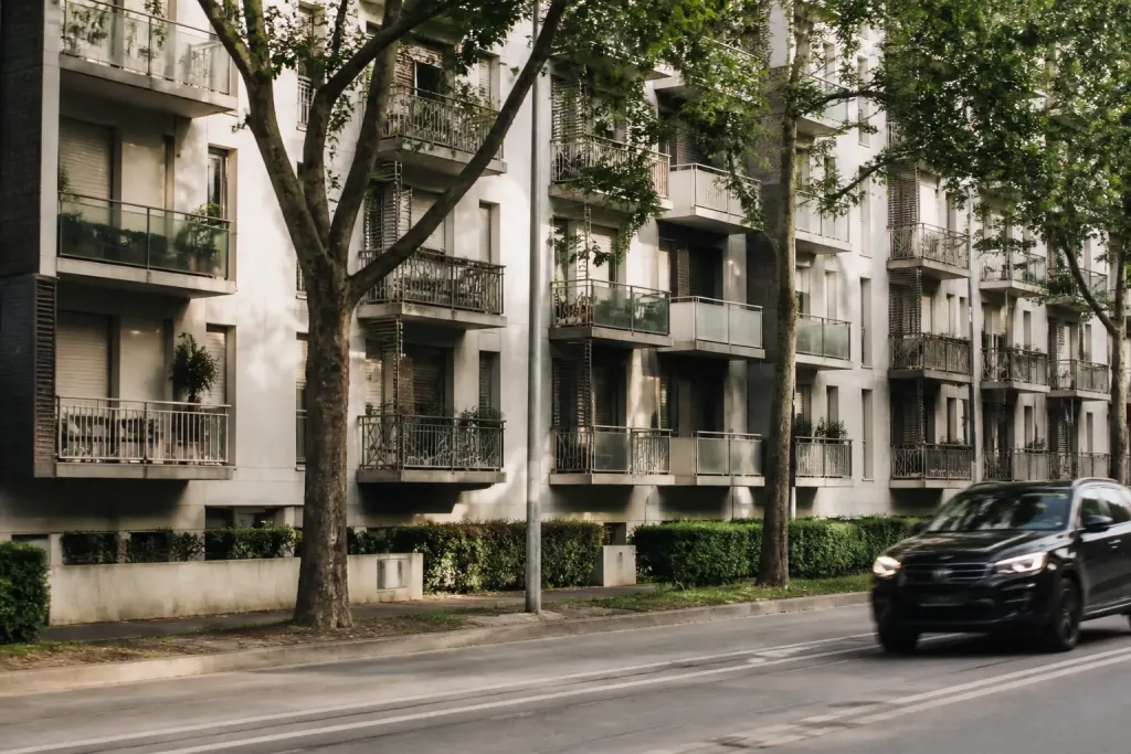 Immeubles collectifs avec balcons bordant une rue passante