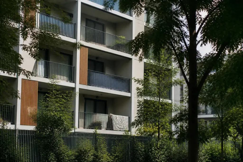 Immeubles collectifs neufs avec balcons et arbres