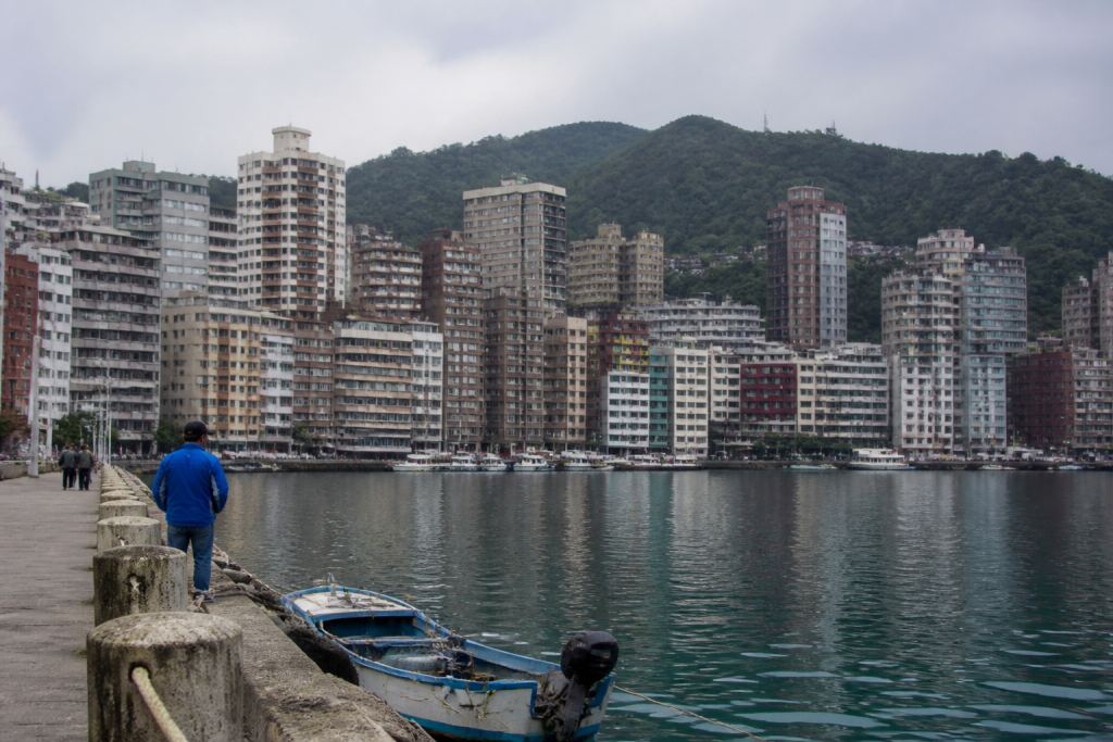 Immeubles denses autour du port avec collines verdoyantes