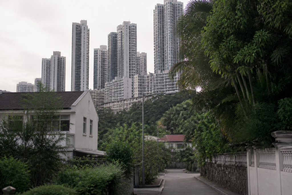 Immeubles urbains denses contrastant zones residentielles tranquilles