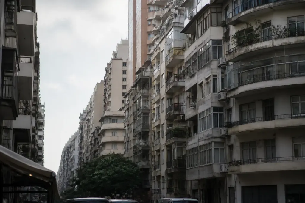 Hauts immeubles serres avec balcons bordant une rue animee