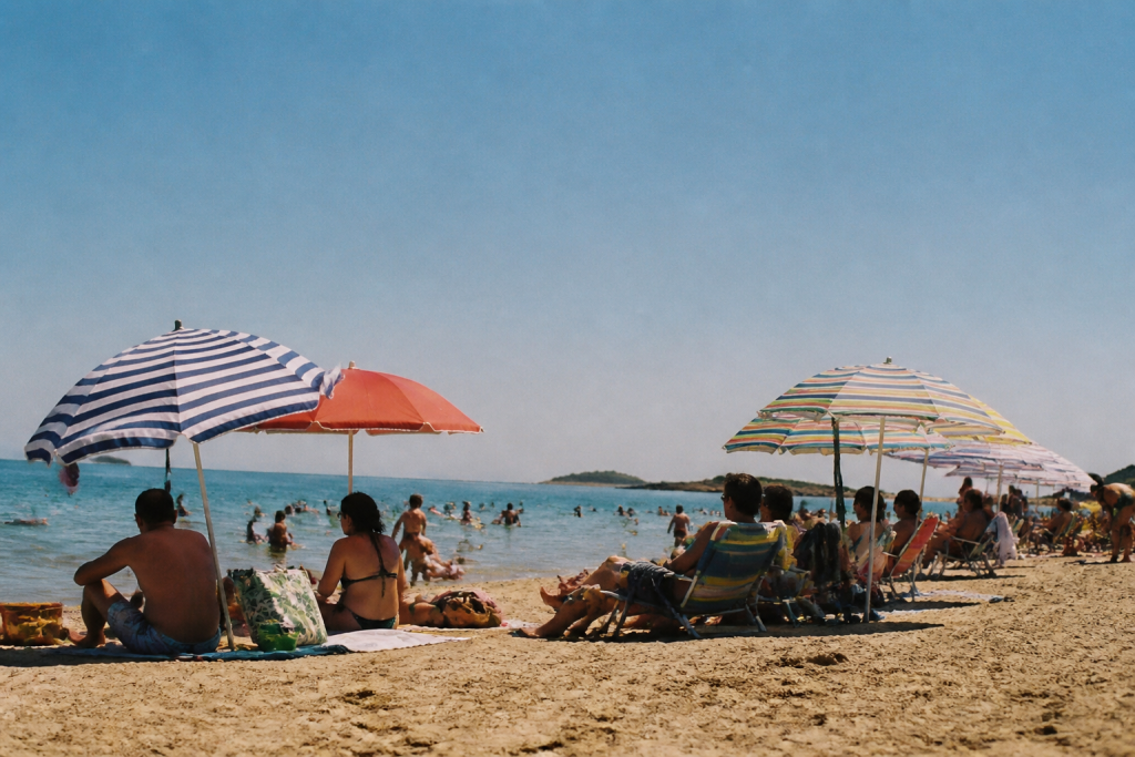 Plage animee avec baigneurs parasols et ciel bleu