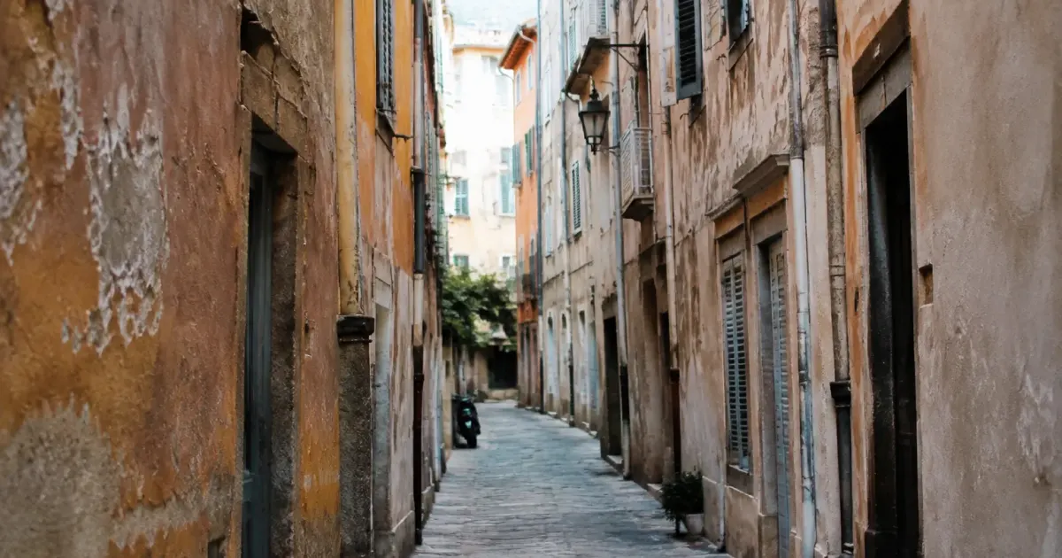 Rue etroite avec vieux immeubles et facades degradees