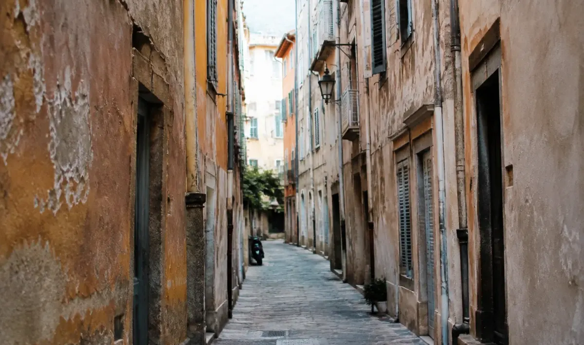 Rue etroite avec vieux immeubles et facades degradees