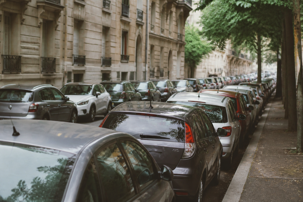 Voitures stationnees densement pres des habitations urbaines
