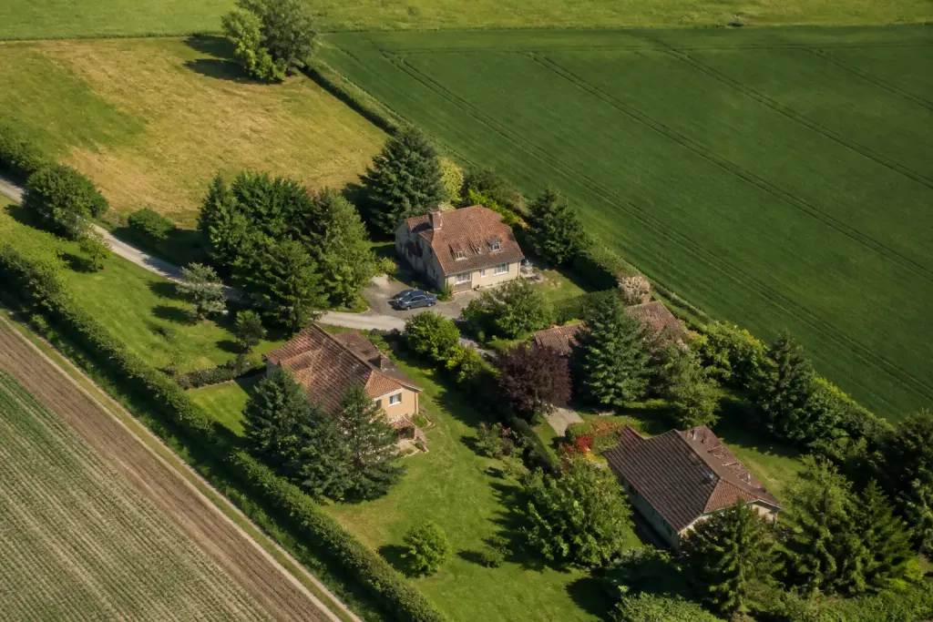 Vue aerienne de pavillons entoures de champs verts
