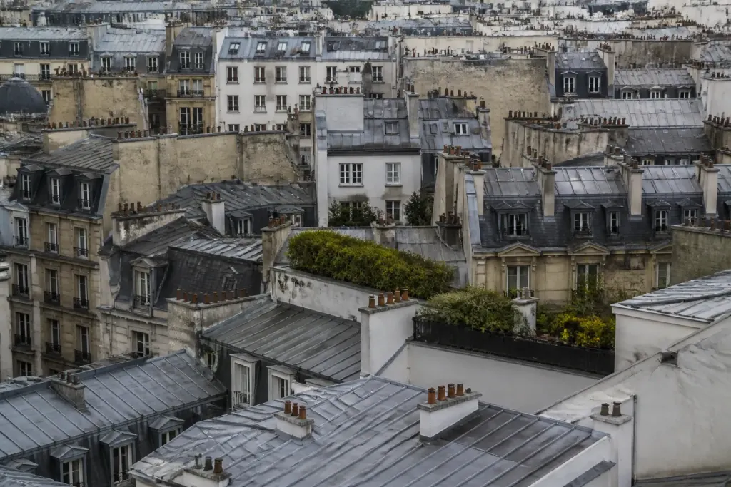 Vue aerienne de toits serres dans une ville compacte