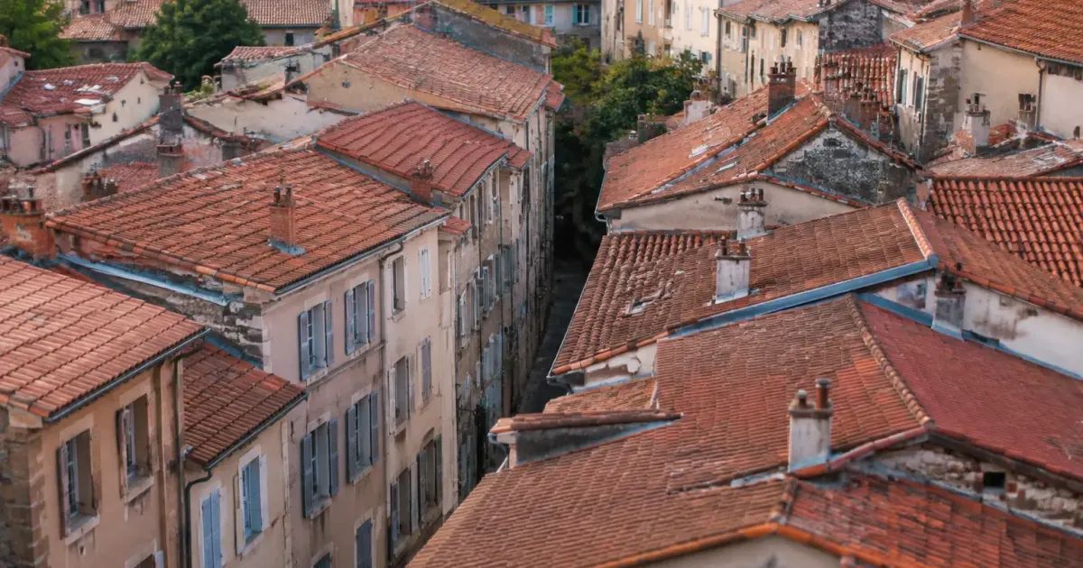 Vue haute de maisons serrees avec toits rouges
